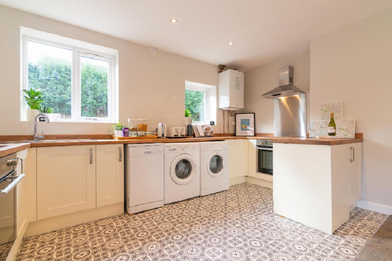 Beautiful 6 Bedroom Holiday Home, Manchester 위더셔 외부 사진