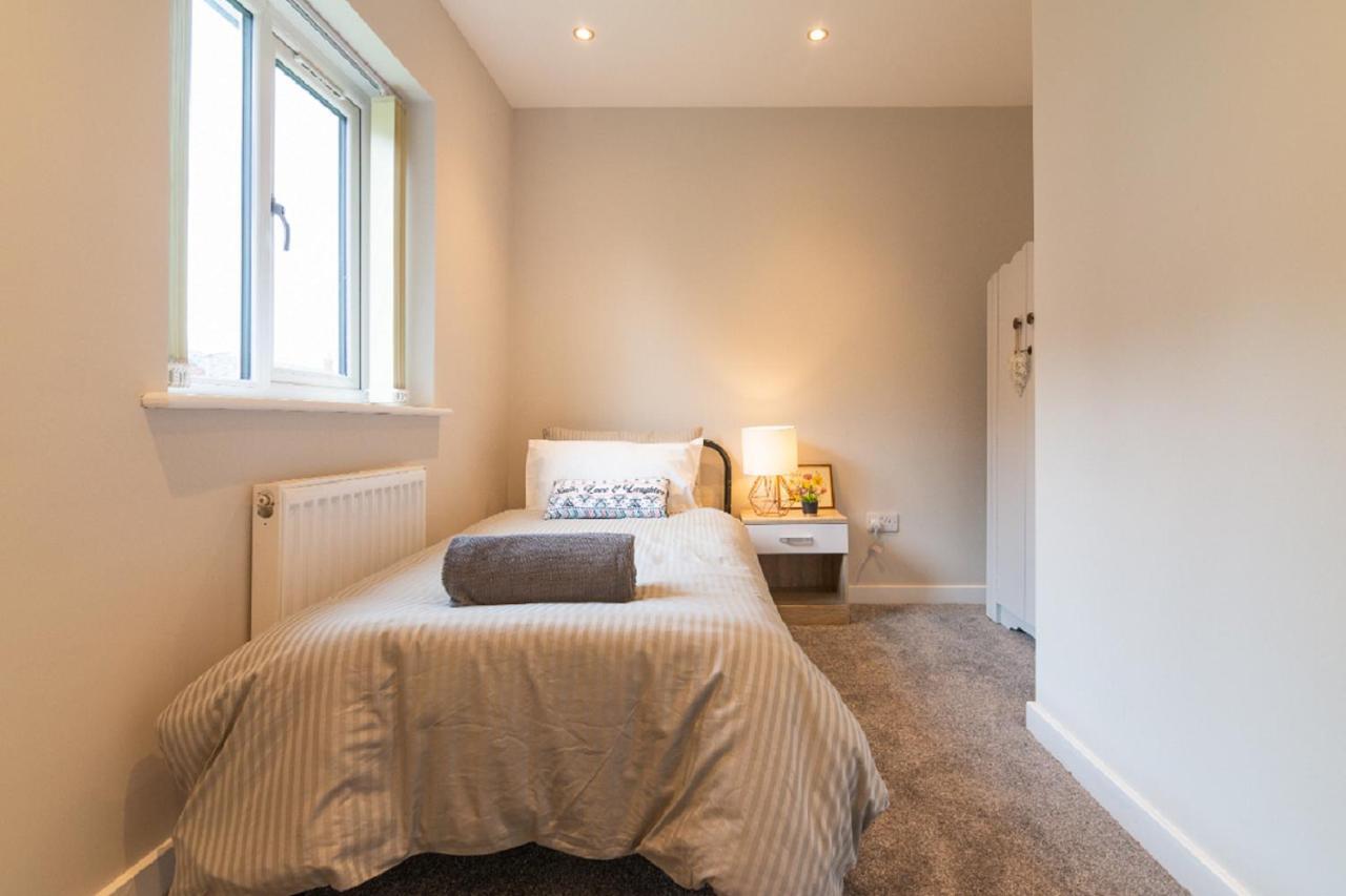 Beautiful 6 Bedroom Holiday Home, Manchester 위더셔 외부 사진
