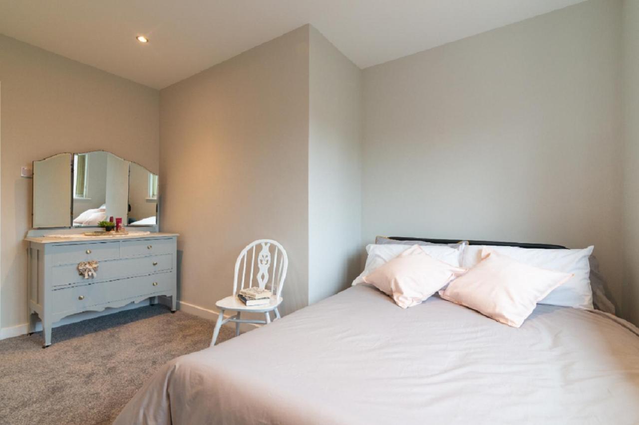 Beautiful 6 Bedroom Holiday Home, Manchester 위더셔 외부 사진