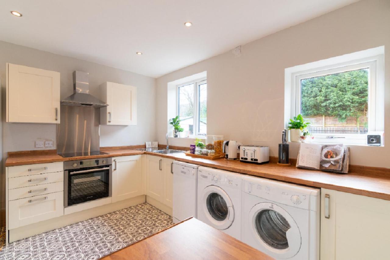 Beautiful 6 Bedroom Holiday Home, Manchester 위더셔 외부 사진