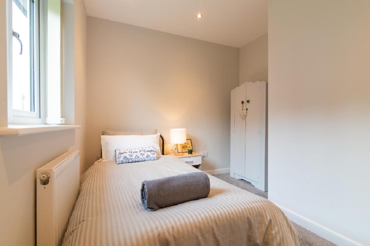 Beautiful 6 Bedroom Holiday Home, Manchester 위더셔 외부 사진